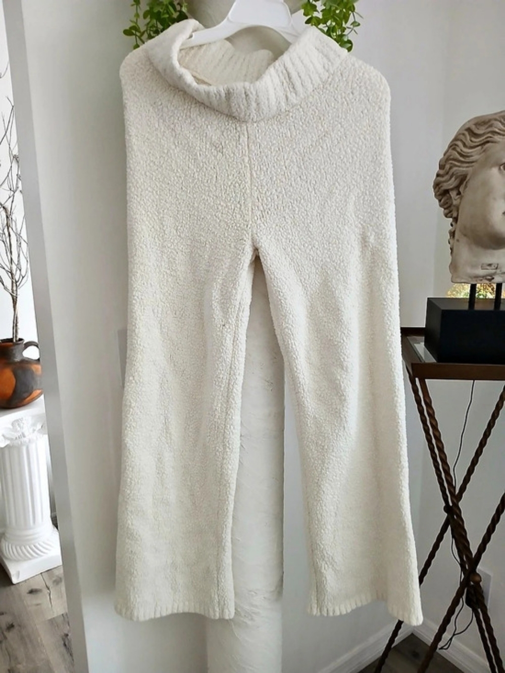 Skims Straight Leg Pants in White Size S/M Like New